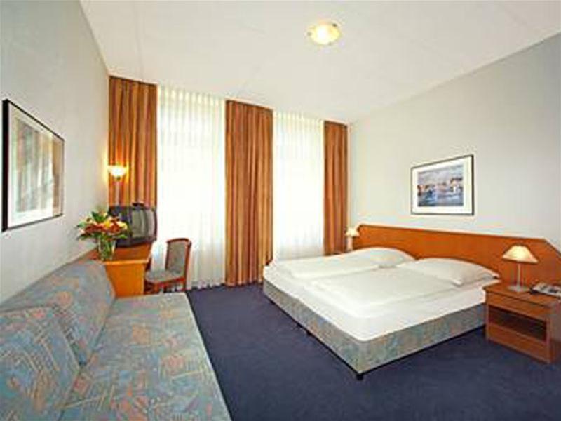 Hotel Lumen Am Hauptbahnhof Hamburg-Harburg Exteriör bild